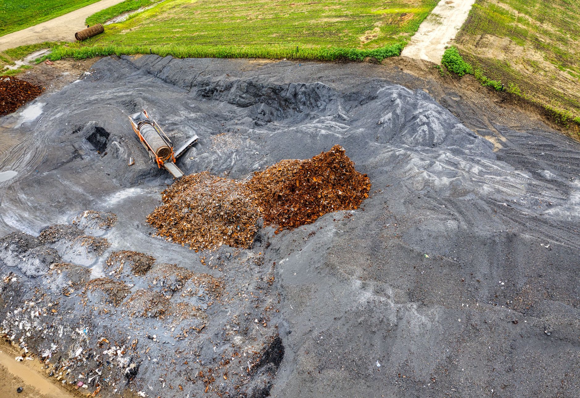 Ces déchets qu'il ne faut — tas de compost avec objets interdits