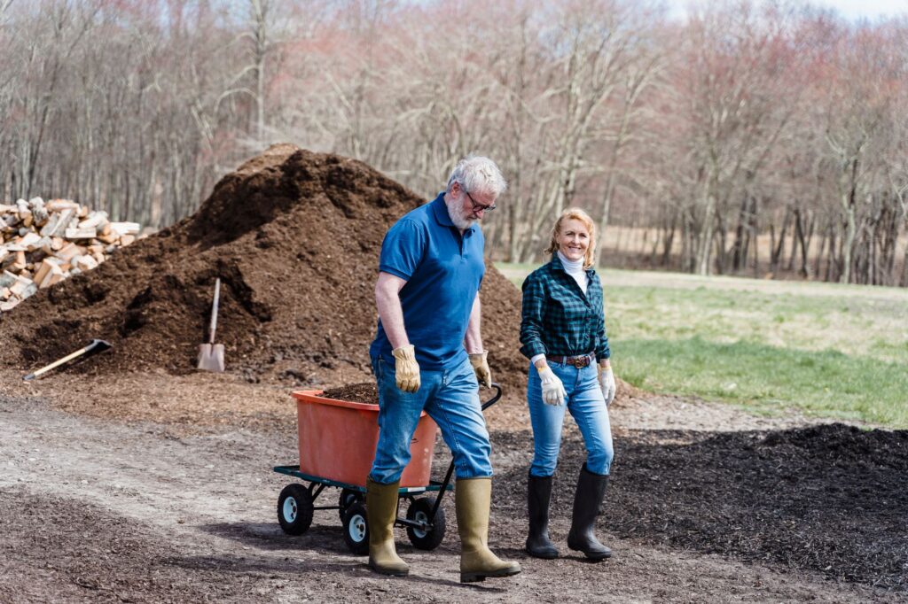 Que faire de son compost — tas de compost mûr jardin