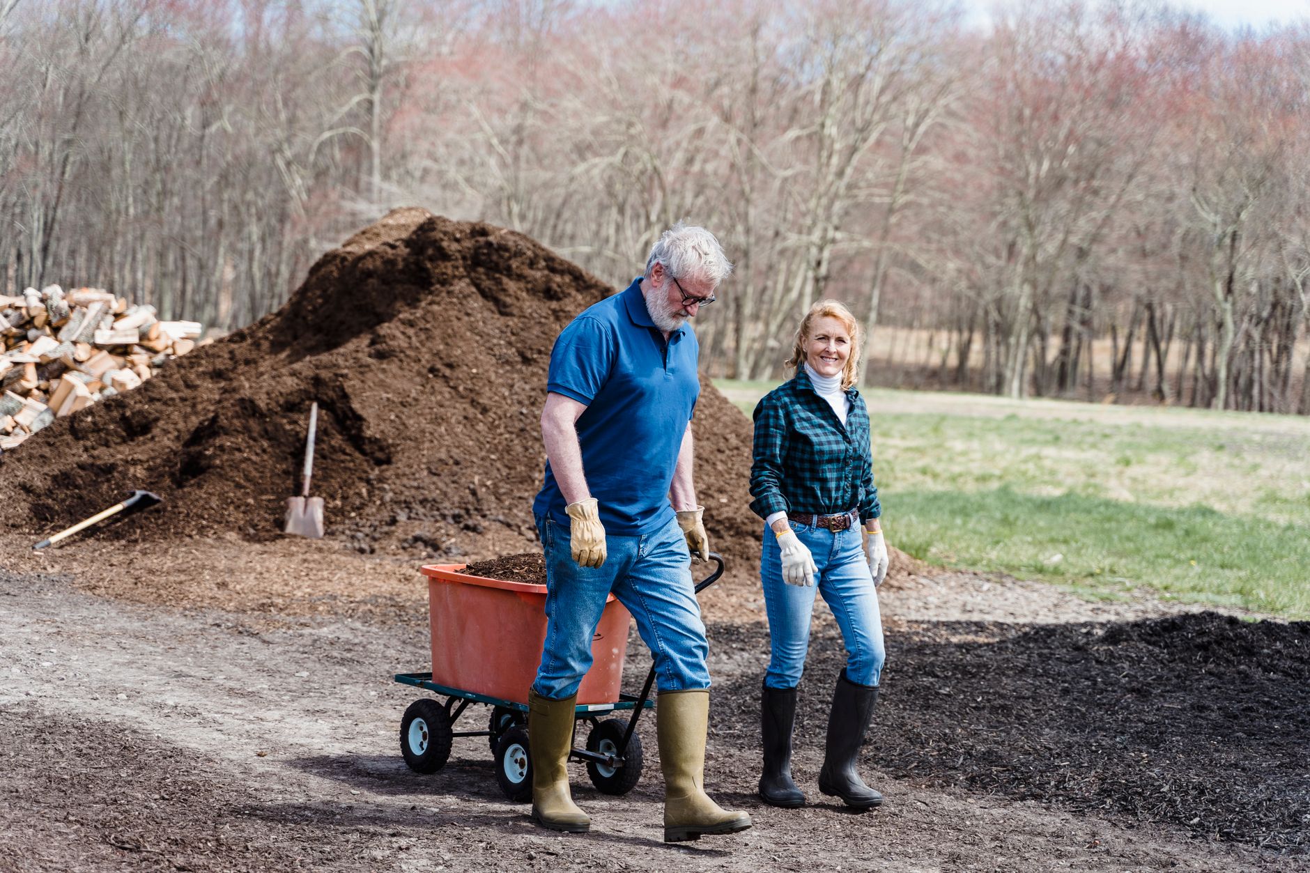 Que faire de son compost — tas de compost mûr jardin