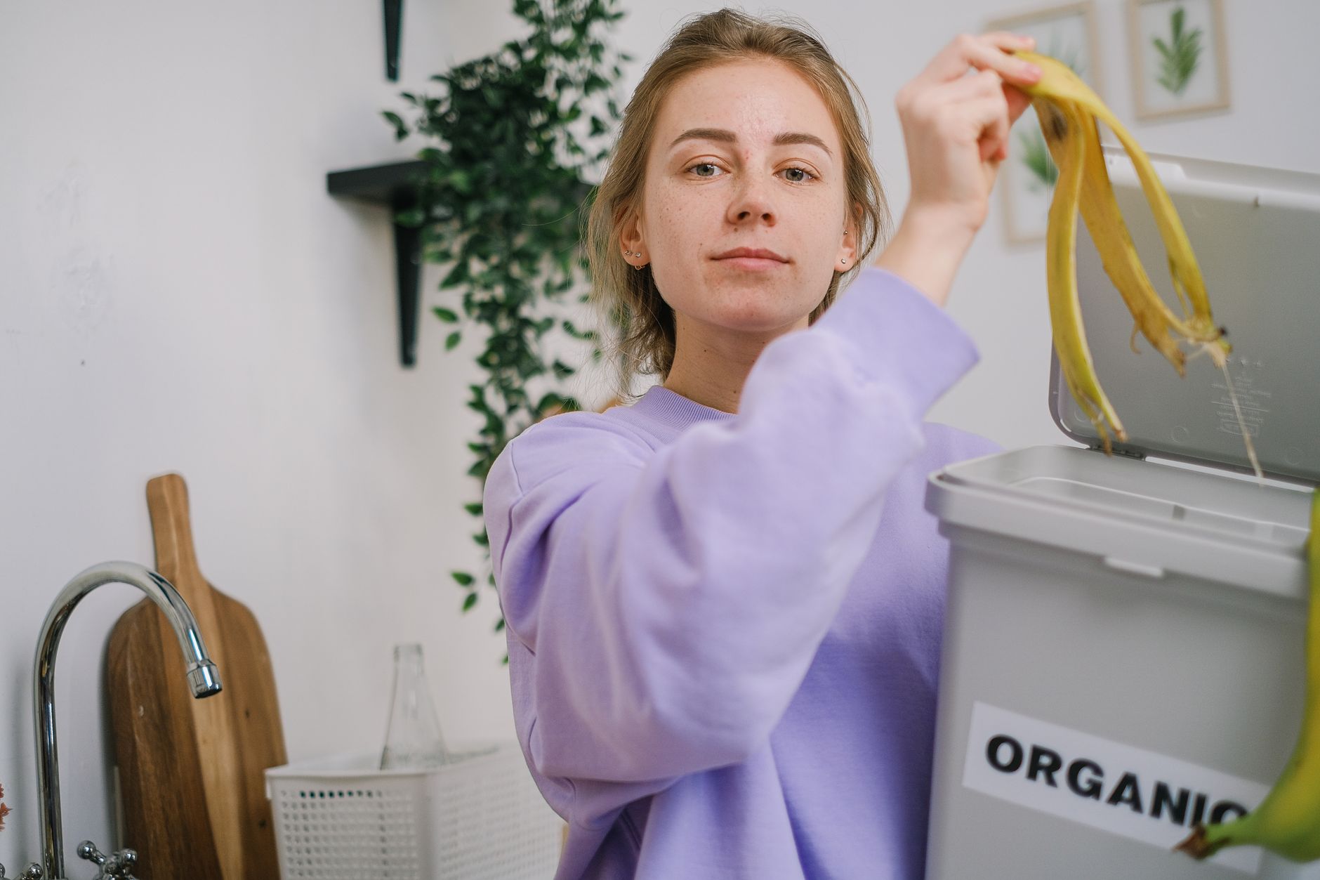 Comprendre l’équilibre du compost : matières azotées, matières carbonées et erreurs typiques — bac à compost avec déchets de cuisine
