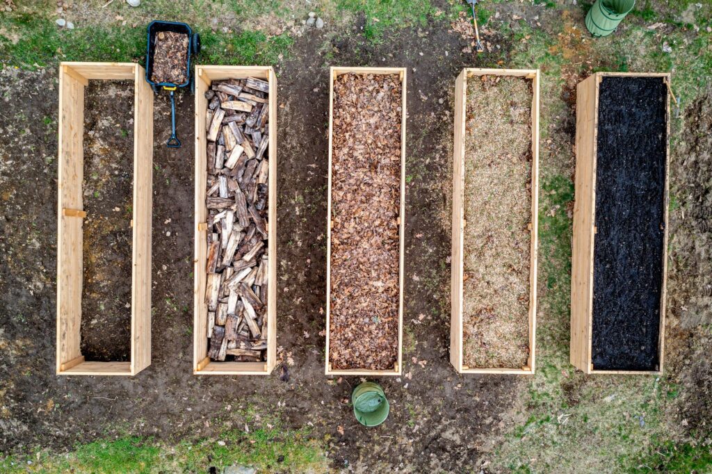 Comment remplir un potager surélevé, — potager surélevé rempli par couches
