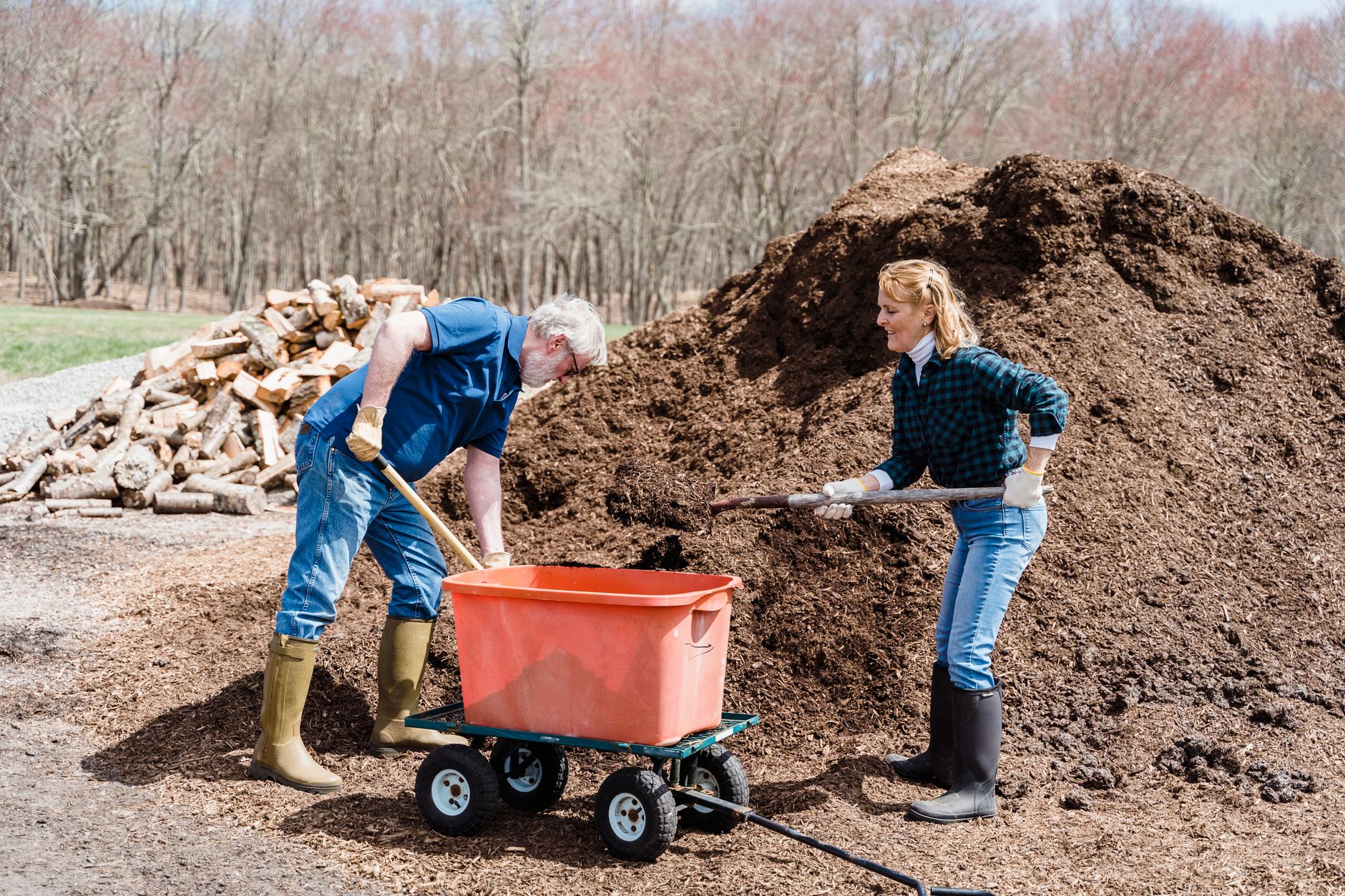 Composter sans bac ni composteur en plein air : réussir son compost en tas — tas de compost dans le jardin