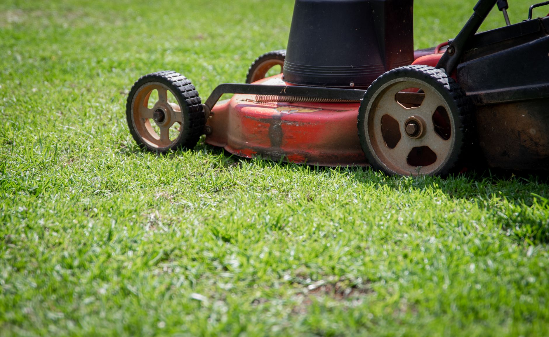 Horaires de tonte et loi sur le bruit de voisinage : le cadre général expliqué simplement — tonte de gazon équipement de jardin