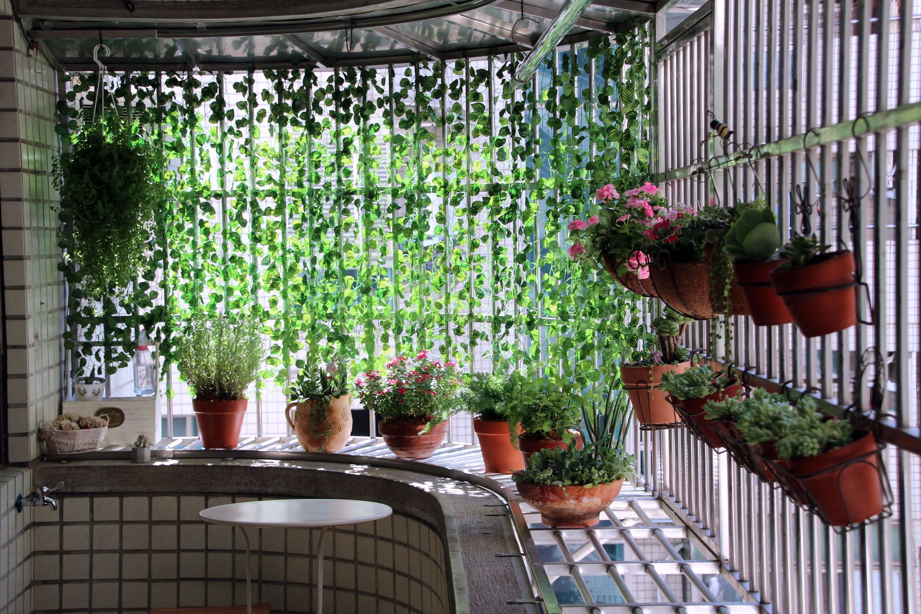 Aménager un petit jardin en ville : préparer l’espace et délimiter les zones — petit jardin urbain avec plantes verticales